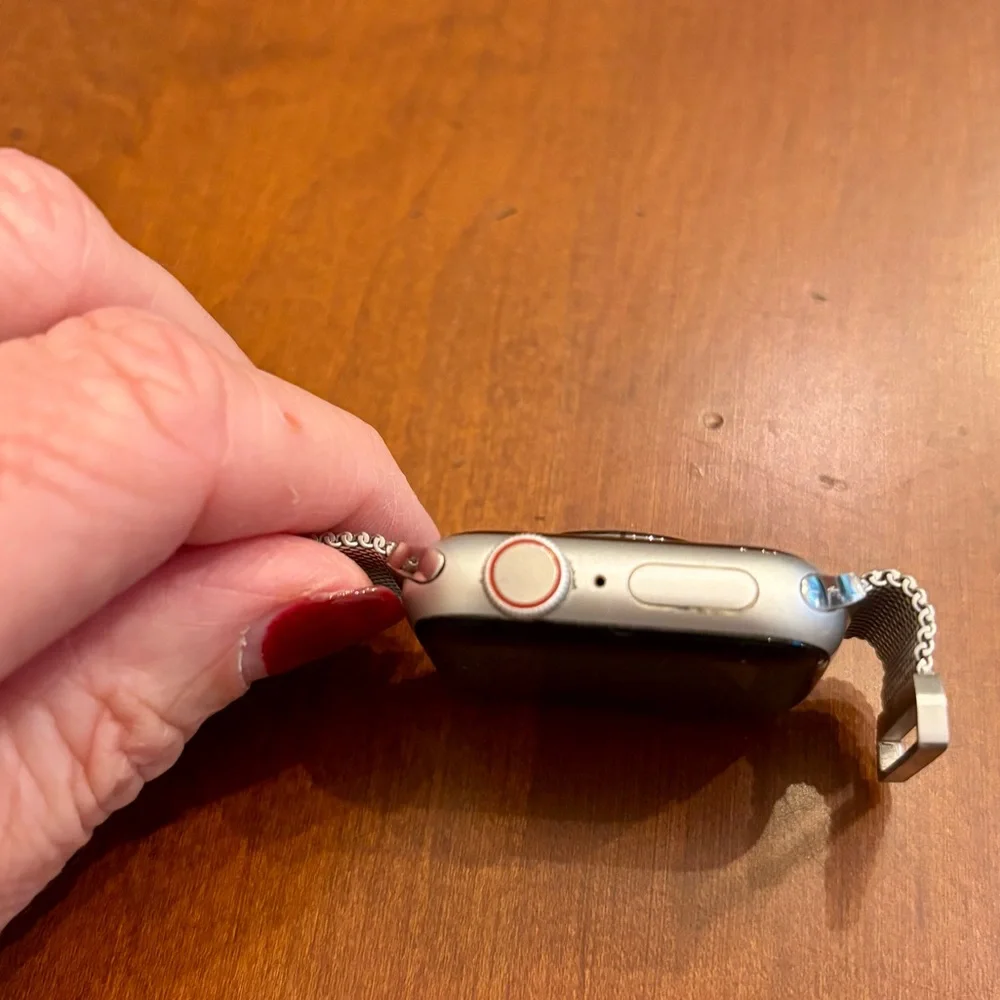 Apple Watch Series 5 With 3 Straps and Charger - Picture 4 of 7